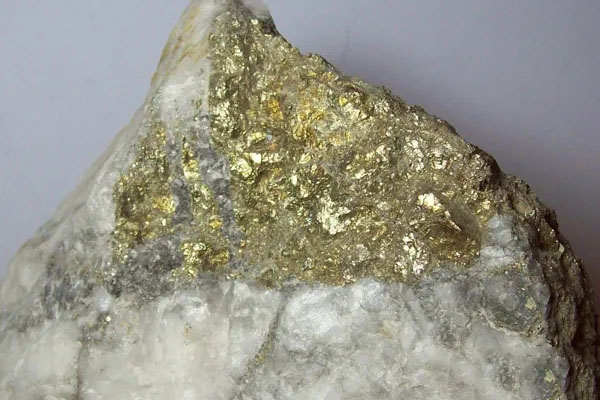 這種最像黃金的礦石看起來(lái)很漂亮，常被人誤認(rèn)成是金礦石